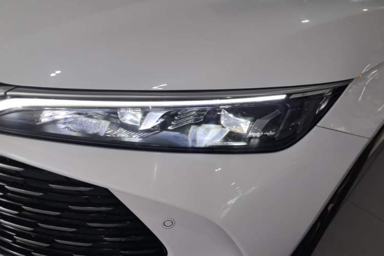 Used BYD Qin L 2025 DM-i Smart Drive 120KM Superior Model Left Front Headlight