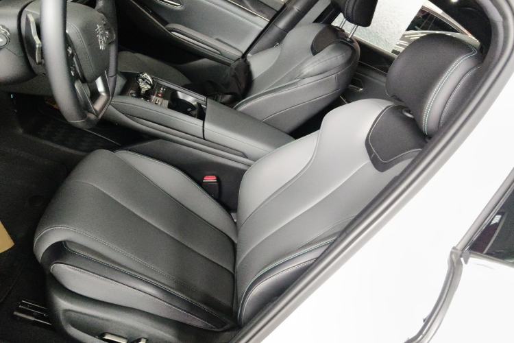 Used BYD Qin L 2025 DM-i Smart Drive 120KM Superior Model Left Front Seat