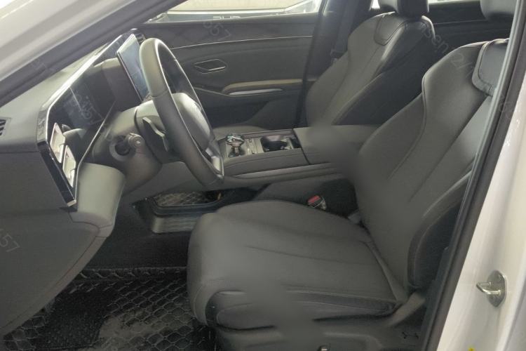 Used BYD Qin L 2025 DM-i Smart Drive 120KM Superior Model Left Front Seat