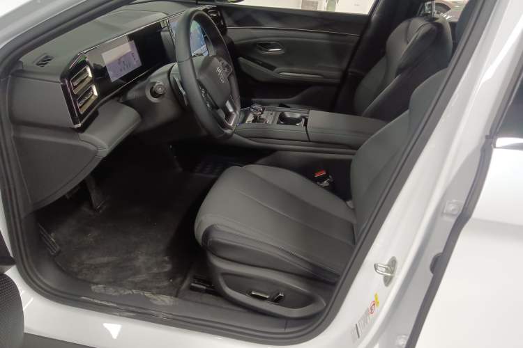 Used BYD Qin L 2025 DM-i Smart Drive 120KM Superior Model Left Front Seat