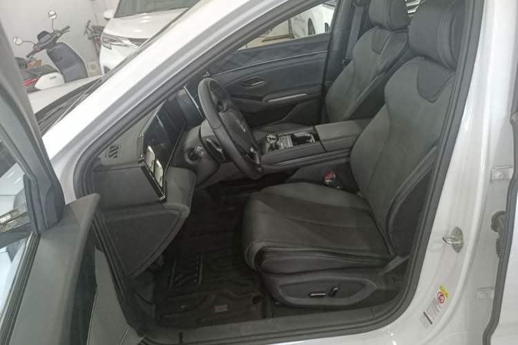 Used BYD Qin L 2025 DM-i Smart Drive 120KM Superior Model Left Front Seat