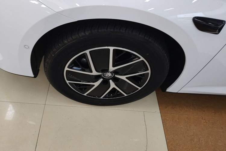 Used BYD Qin L 2025 DM-i Smart Drive 120KM Superior Model Left Front Wheel Hub