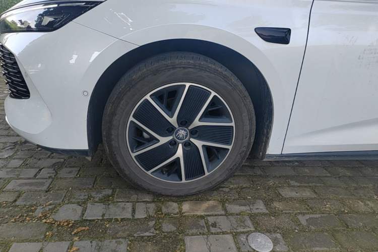 Used BYD Qin L 2025 DM-i Smart Drive 120KM Superior Model Left Front Wheel Hub