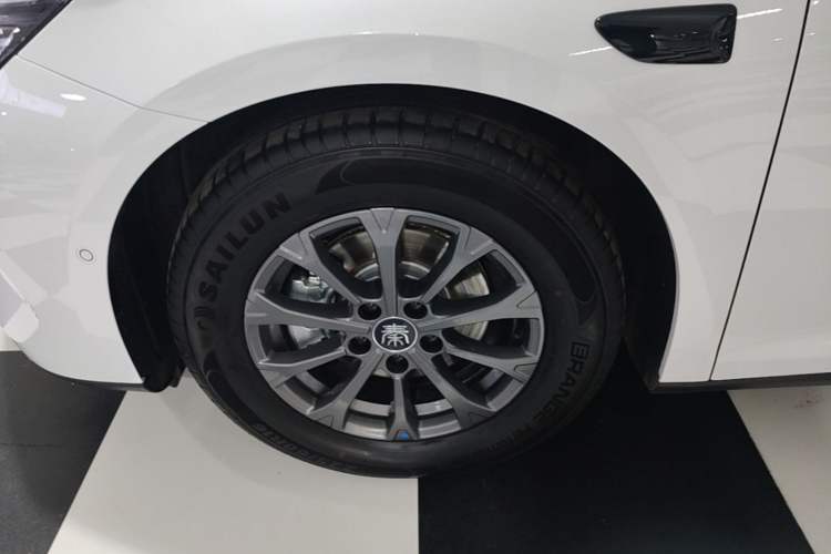 Used BYD Qin L 2025 DM-i Smart Drive 80KM Leading Model Left Front Wheel Hub
