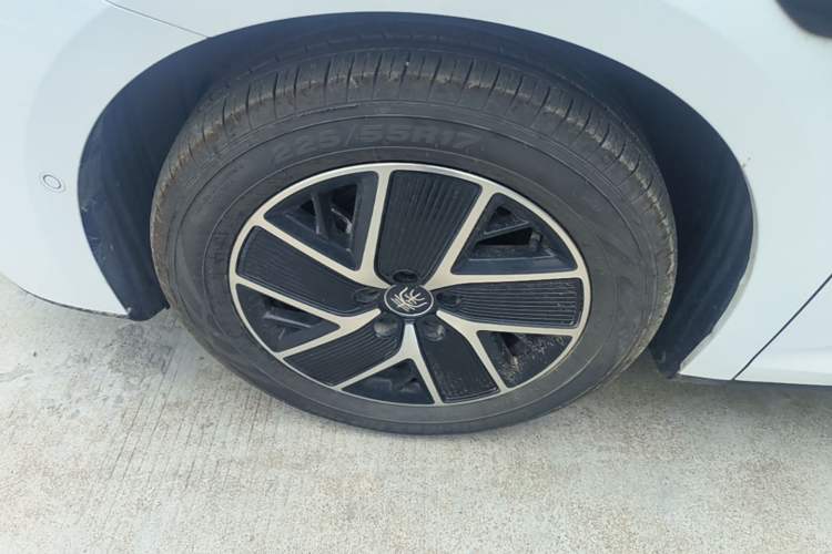 Used BYD Qin L 2025 DM-i Smart Drive 120KM Superior Model Left Front Wheel Hub