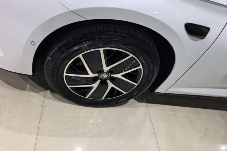 Used BYD Qin L 2025 DM-i Smart Drive 120KM Superior Model Left Front Wheel Hub