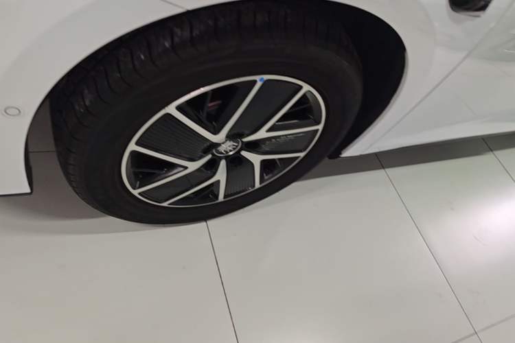 Used BYD Qin L 2025 DM-i Smart Drive 120KM Superior Model Left Front Wheel Hub