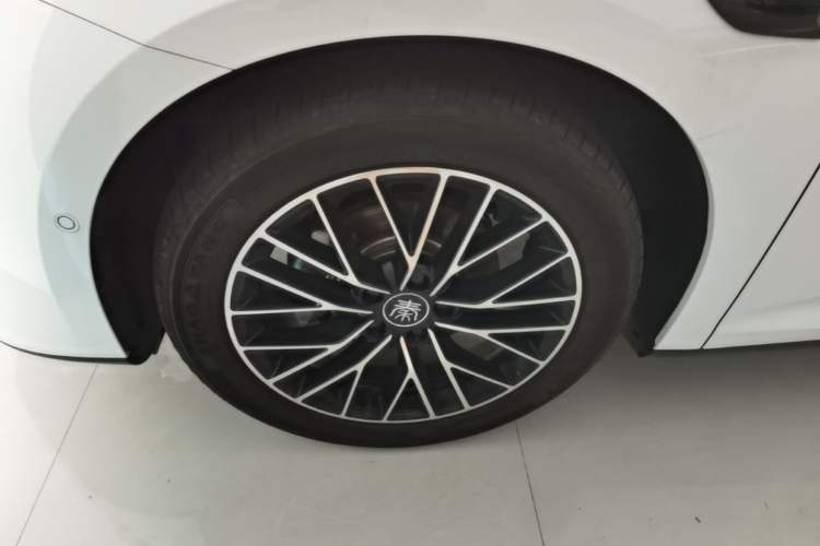 Used BYD Qin L 2025 DM-i Smart Drive 120KM Excellence Model Left Front Wheel Hub