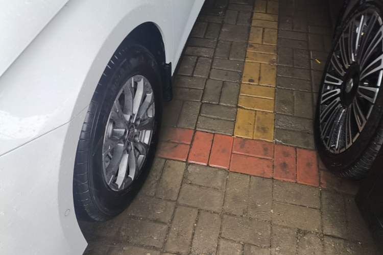 Used BYD Qin L 2025 DM-i Smart Drive 80KM Leading Model Left Front Wheel Hub