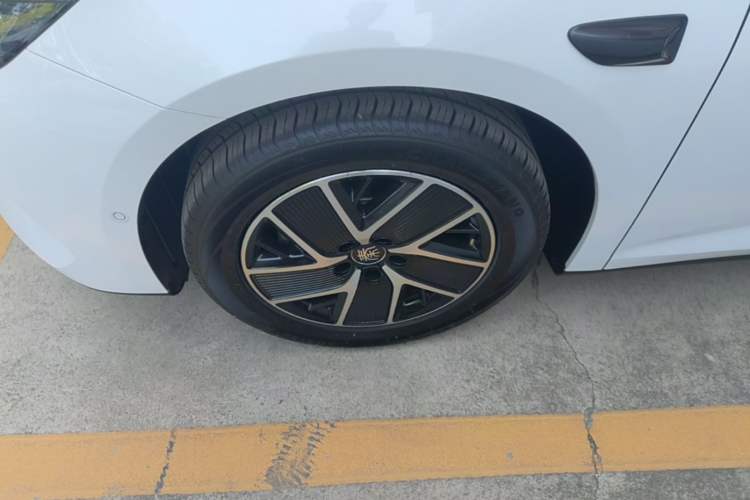 Used BYD Qin L 2025 DM-i Smart Drive 120KM Superior Model Left Front Wheel Hub