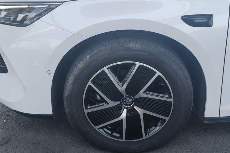 Used BYD Qin L 2025 DM-i Smart Drive 120KM Superior Model Left Front Wheel Hub