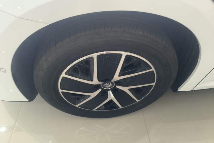 Used BYD Qin L 2025 DM-i Smart Drive 120KM Superior Model Left Front Wheel Hub