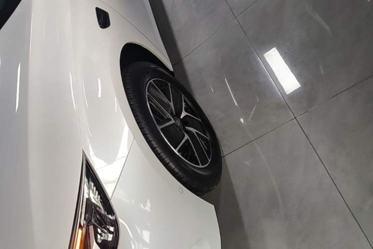 Used BYD Qin L 2025 DM-i Smart Drive 120KM Leading Model Left Front Wheel Hub