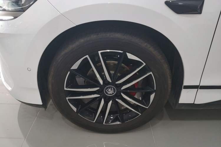 Used BYD Qin L 2025 EV 545KM Excellence Edition Left Front Wheel Hub