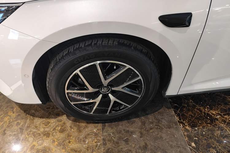 Used BYD Qin L 2025 DM-i Smart Drive 120KM Superior Model Left Front Wheel Hub