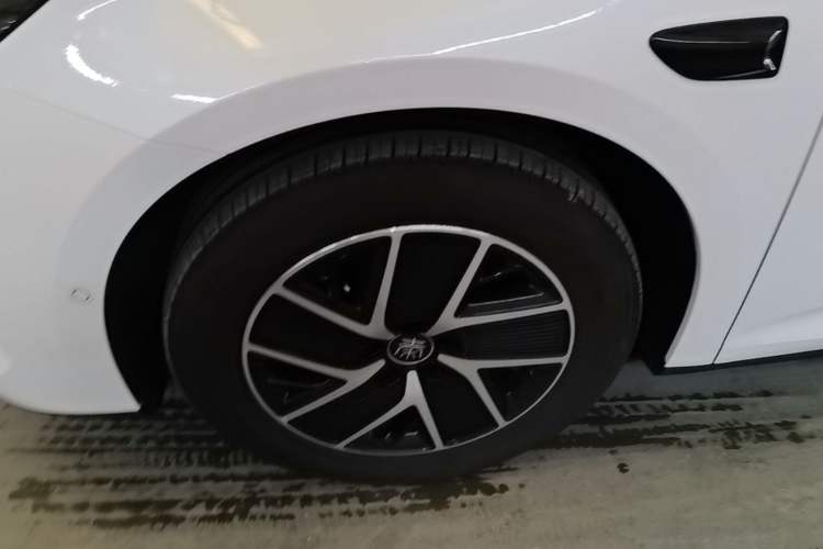 Used BYD Qin L 2025 DM-i Smart Drive 120KM Superior Model Left Front Wheel Hub