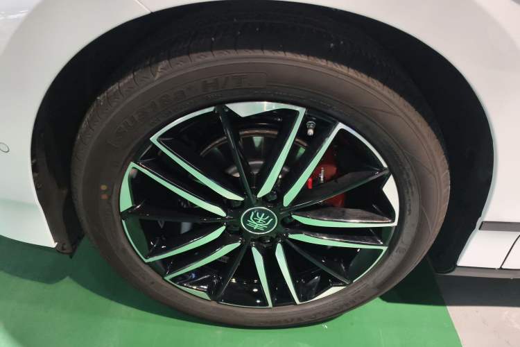 Used BYD Qin L 2025 EV 545KM Cloud Suspension Edition Left Front Wheel Hub