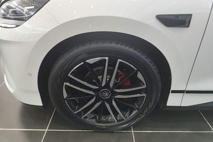 Used BYD Qin L 2025 EV 545KM Cloud Suspension Edition Left Front Wheel Hub