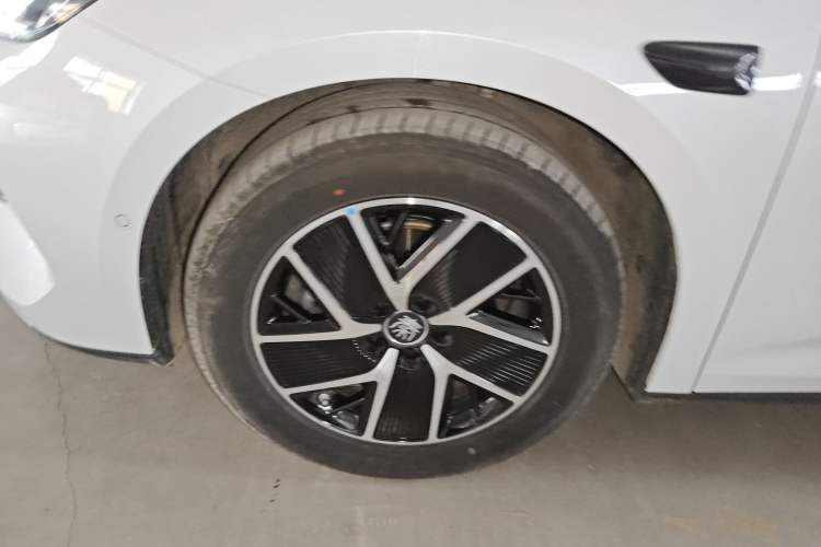Used BYD Qin L 2025 DM-i Smart Drive 120KM Superior Model Left Front Wheel Hub