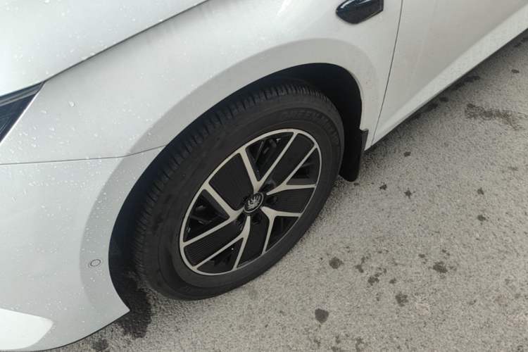 Used BYD Qin L 2025 DM-i Smart Drive 120KM Superior Model Left Front Wheel Hub