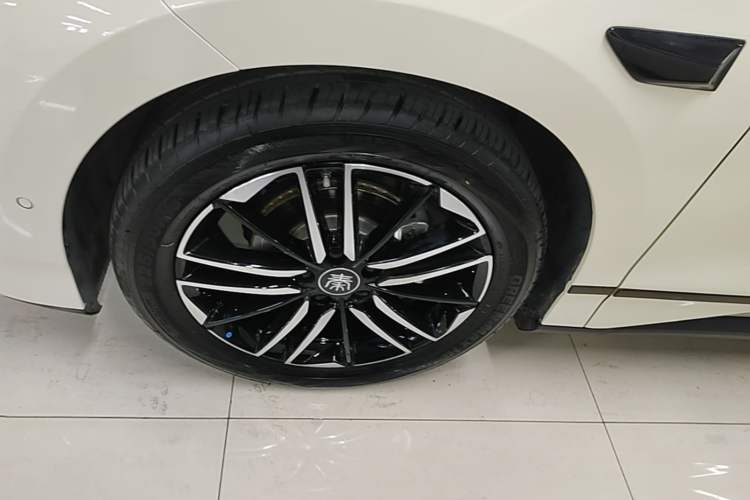 Used BYD Qin L 2025 EV 545KM Excellence Edition Left Front Wheel Hub