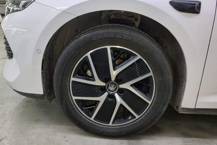 Used BYD Qin L 2025 DM-i Smart Drive 120KM Superior Model Left Front Wheel Hub