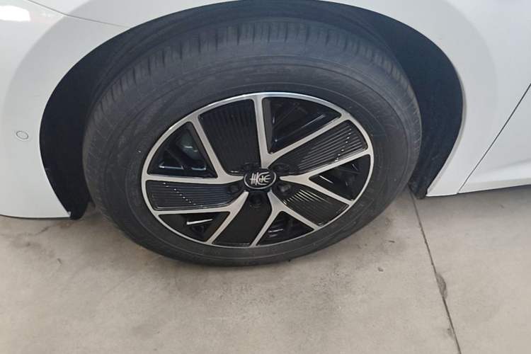 Used BYD Qin L 2025 DM-i Smart Drive 120KM Leading Model Left Front Wheel Hub