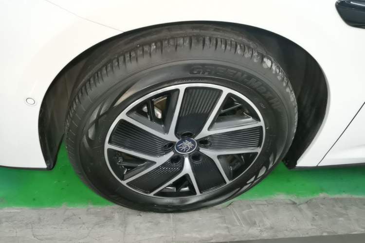 Used BYD Qin L 2025 DM-i Smart Drive 120KM Superior Model Left Front Wheel Hub