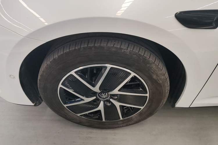 Used BYD Qin L 2025 DM-i Smart Drive 120KM Leading Model Left Front Wheel Hub