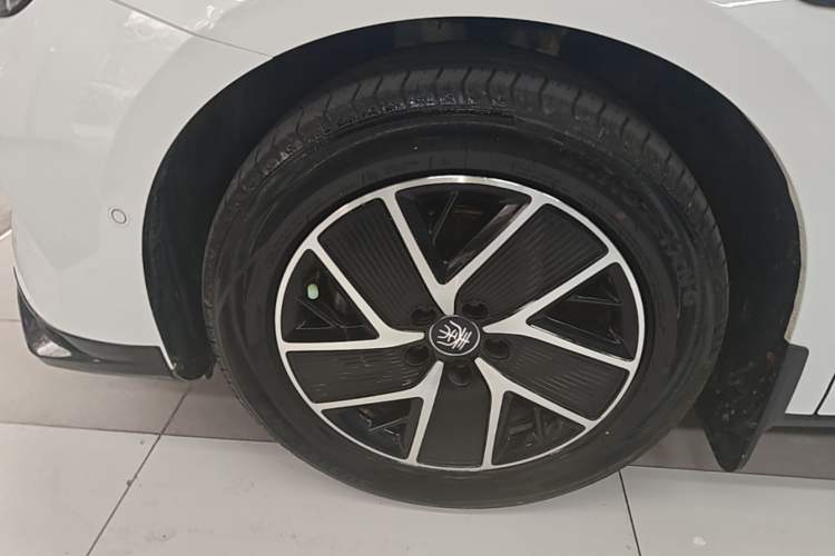 Used BYD Qin L 2025 DM-i Smart Drive 120KM Leading Model Left Front Wheel Hub