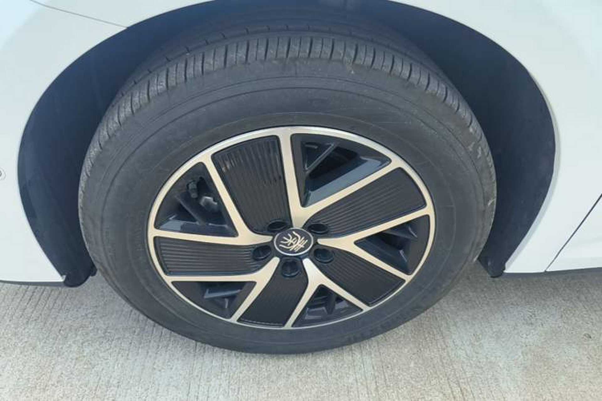 Used BYD Qin L 2025 DM-i Smart Drive 120KM Superior Model Left Front Wheel Hub