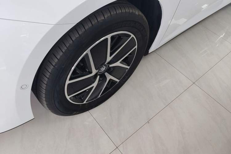 Used BYD Qin L 2025 DM-i Smart Drive 120KM Superior Model Left Front Wheel Hub