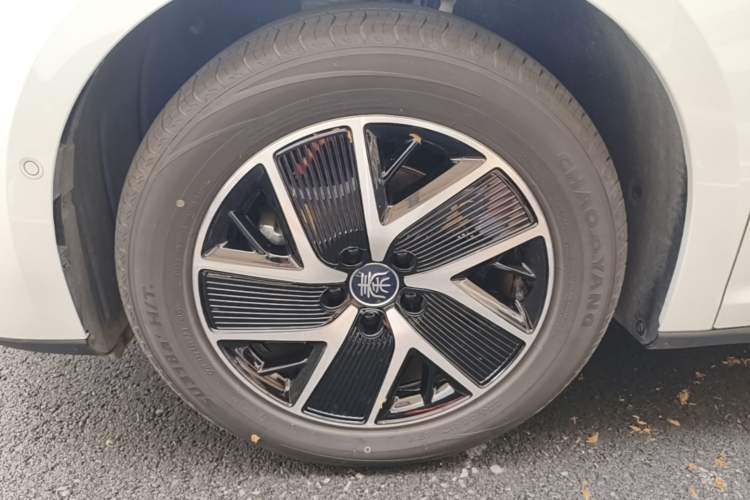 Used BYD Qin L 2025 DM-i Smart Drive 120KM Superior Model Left Front Wheel Hub