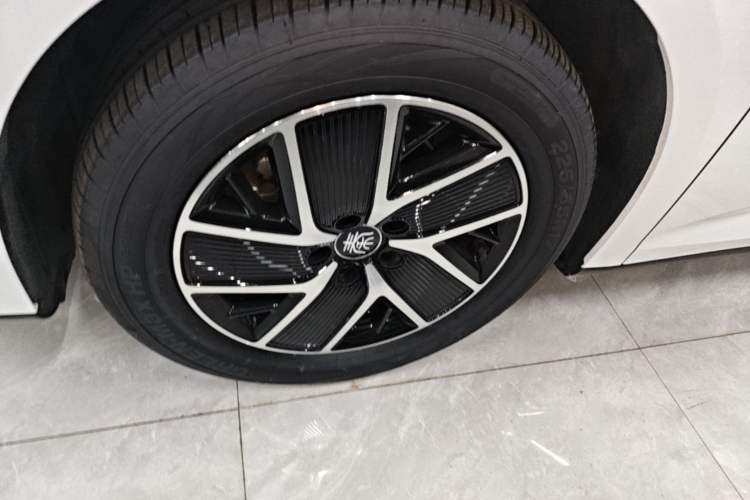 Used BYD Qin L 2025 DM-i Smart Drive 120KM Superior Model Left Front Wheel Hub