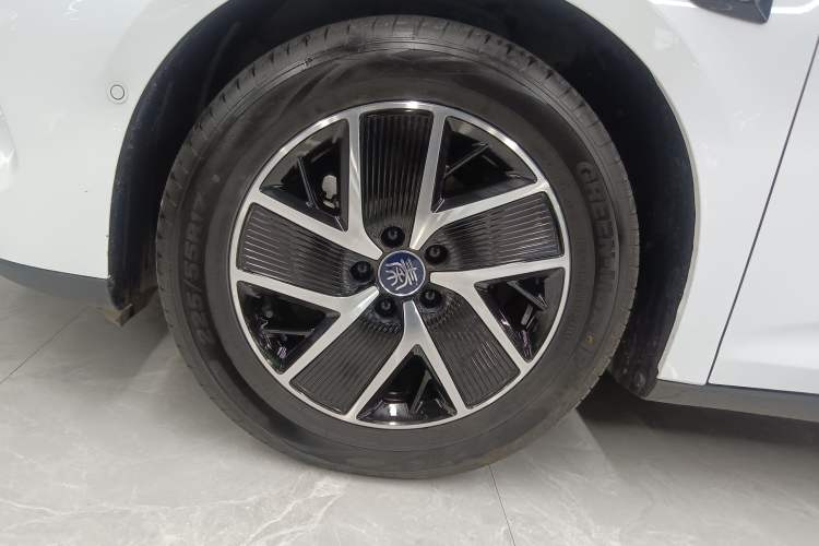 Used BYD Qin L 2025 DM-i Smart Drive 120KM Superior Model Left Front Wheel Hub