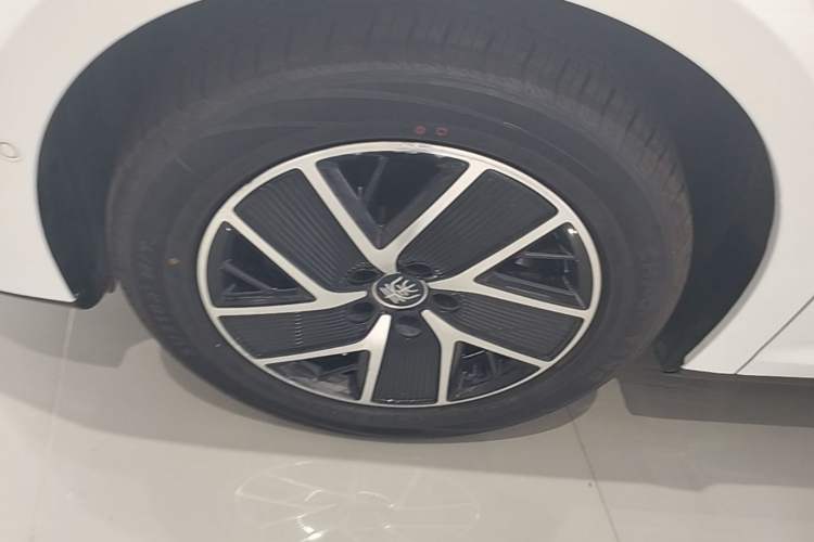 Used BYD Qin L 2025 DM-i Smart Drive 120KM Superior Model Left Front Wheel Hub