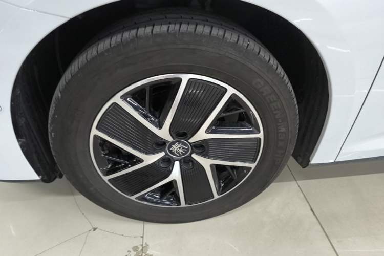 Used BYD Qin L 2025 DM-i Smart Drive 120KM Leading Model Left Front Wheel Hub