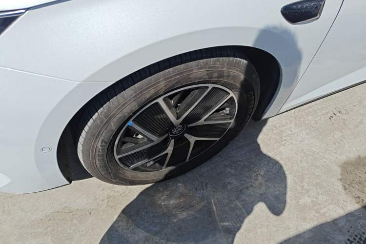 Used BYD Qin L 2025 DM-i Smart Drive 80KM Superior Model Left Front Wheel Hub