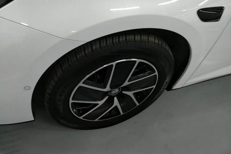 Used BYD Qin L 2025 DM-i Smart Drive 120KM Superior Model Left Front Wheel Hub