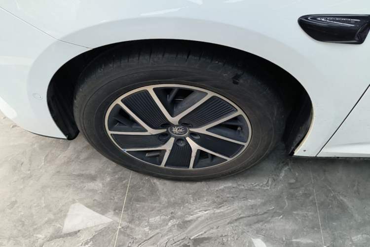 Used BYD Qin L 2025 DM-i Smart Drive 120KM Superior Model Left Front Wheel Hub