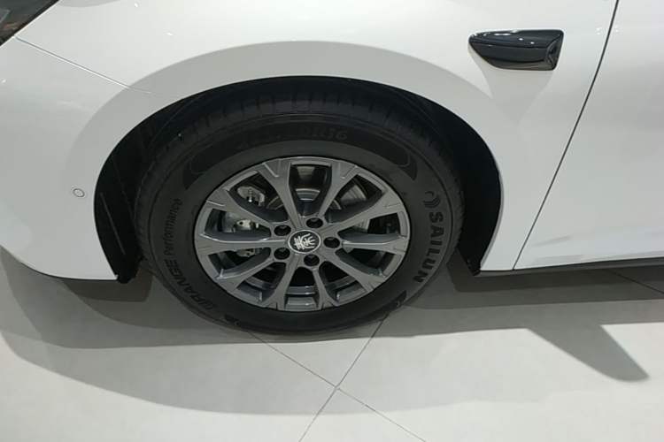 Used BYD Qin L 2025 DM-i Smart Drive 80KM Leading Model Left Front Wheel Hub