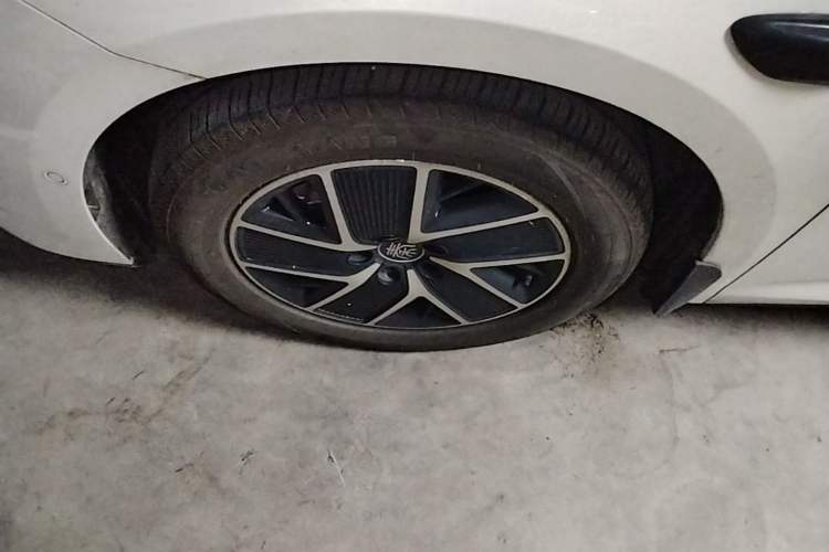Used BYD Qin L 2025 DM-i Smart Drive 120KM Leading Model Left Front Wheel Hub