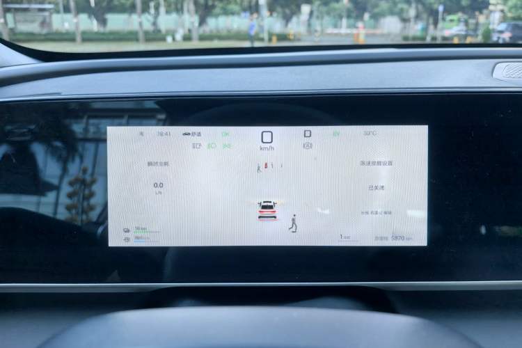 Used BYD Qin L 2025 DM-i Smart Drive 120KM Superior Model Odometer Close Up