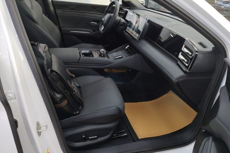 Used BYD Qin L 2025 DM-i Smart Drive 120KM Superior Model Right Front Seat