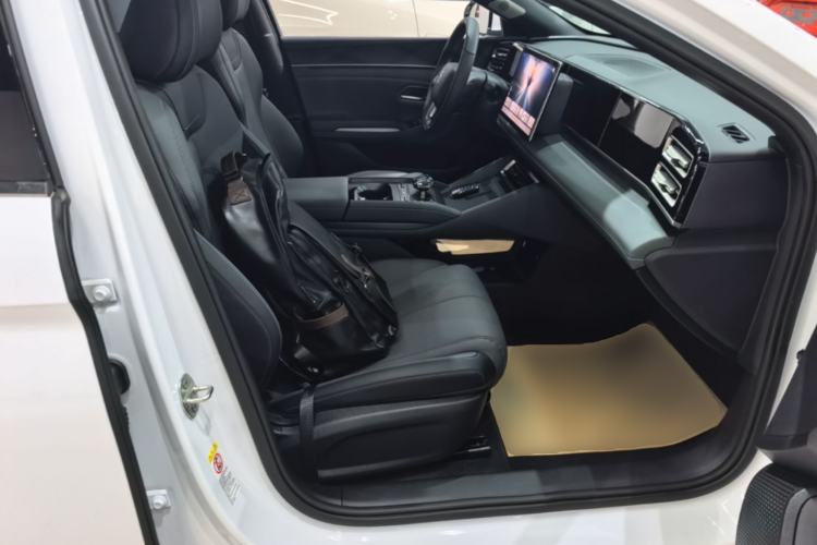 Used BYD Qin L 2025 DM-i Smart Drive 120KM Superior Model Right Front Seat