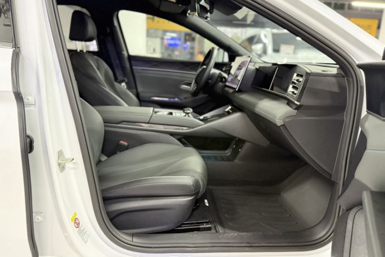 Used BYD Qin L 2025 DM-i Smart Drive 80KM Leading Model Right Front Seat