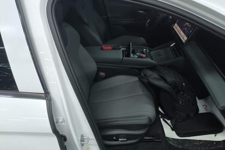 Used BYD Qin L 2025 DM-i Smart Drive 120KM Superior Model Right Front Seat