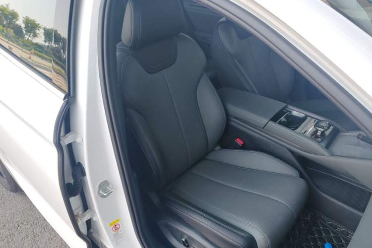Used BYD Qin L 2025 DM-i Smart Drive 120KM Superior Model Right Front Seat
