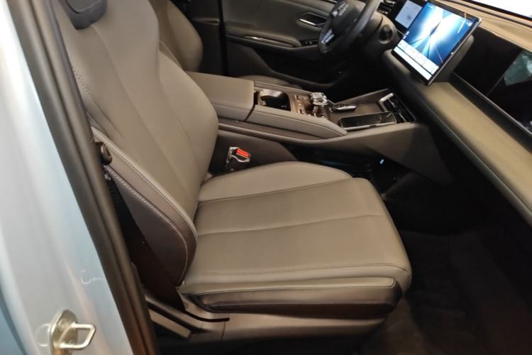 Used BYD Qin L 2025 DM-i Smart Drive 80KM Leading Model Right Front Seat