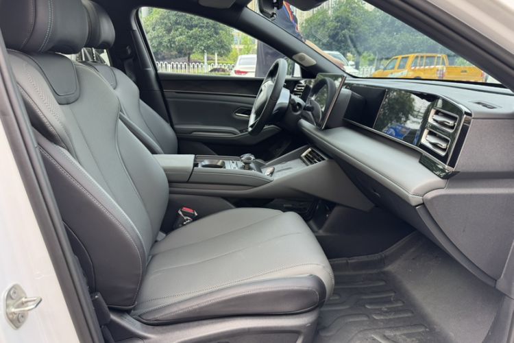 Used BYD Qin L 2025 DM-i Smart Drive 120KM Superior Model Right Front Seat